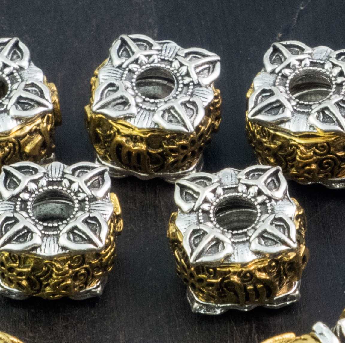Латунная двуцветная бусина-ваджра с орнаментом в стиле Chrome Hearts, р-р 10х8мм, отв-е 3.5мм.