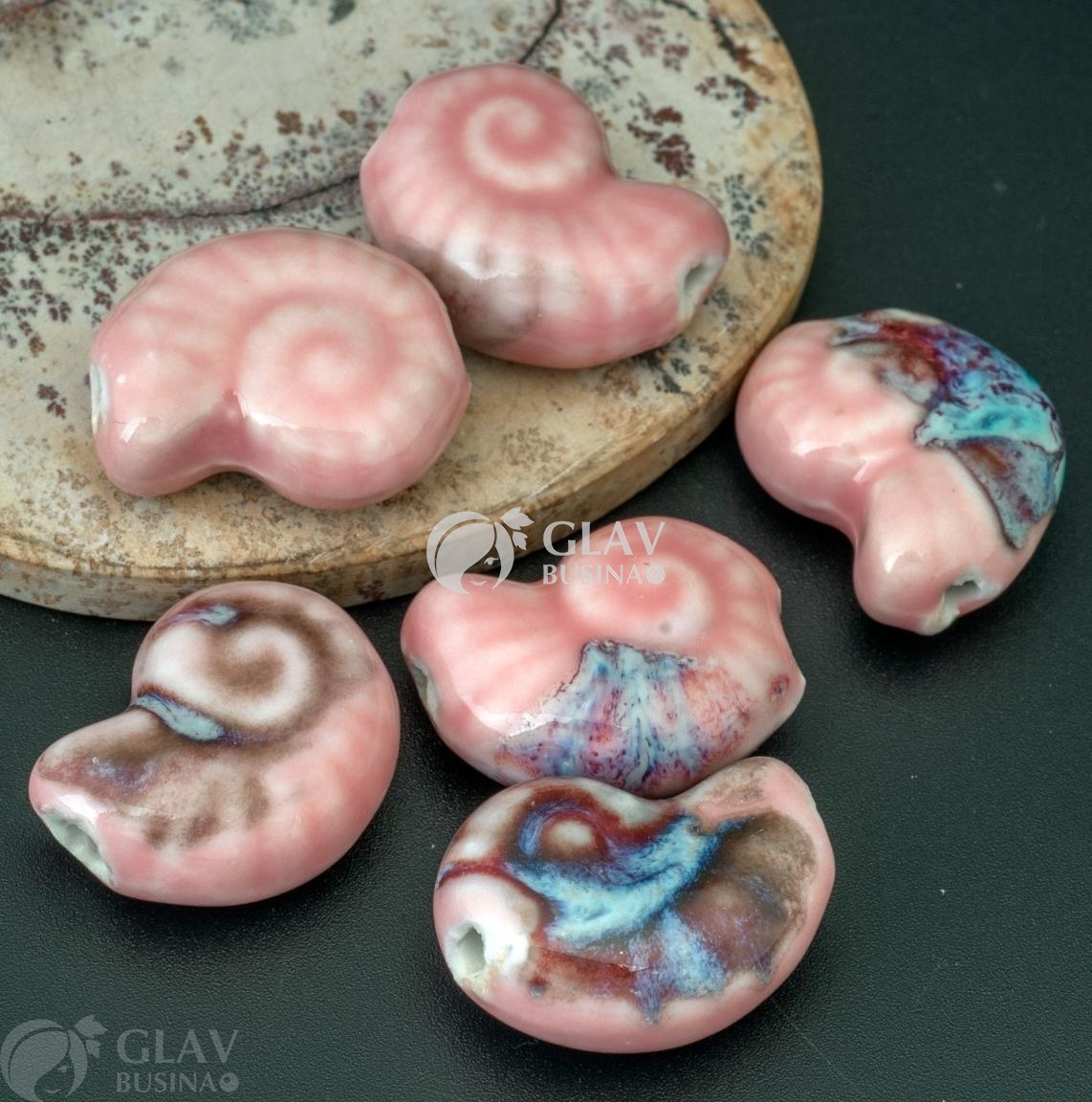 ОПТ (10 бусин) Керамическая бусина-аммонит ручной работы, цвет молодой фламинго (розовый, бордовый, нежно-голубой, белый), р-р 21х16х9мм, отв 2мм.