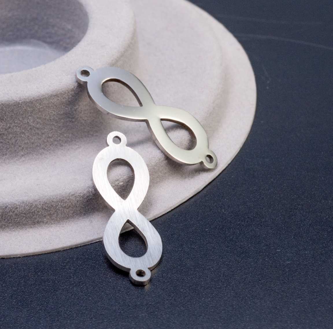 Прочный и элегантный коннектор 1/1 из хиругрической стали Бесконечность, размером 29х9.6х1мм, с отверстием 1мм. Его натуральный цвет придает изделию изысканность. Благодаря высокому качеству материала и неограниченному сроку службы, этот коннектор будет служить вам долгие годы. Обратите внимание на то, что он требует бережного обращения, чтобы избежать царапин.