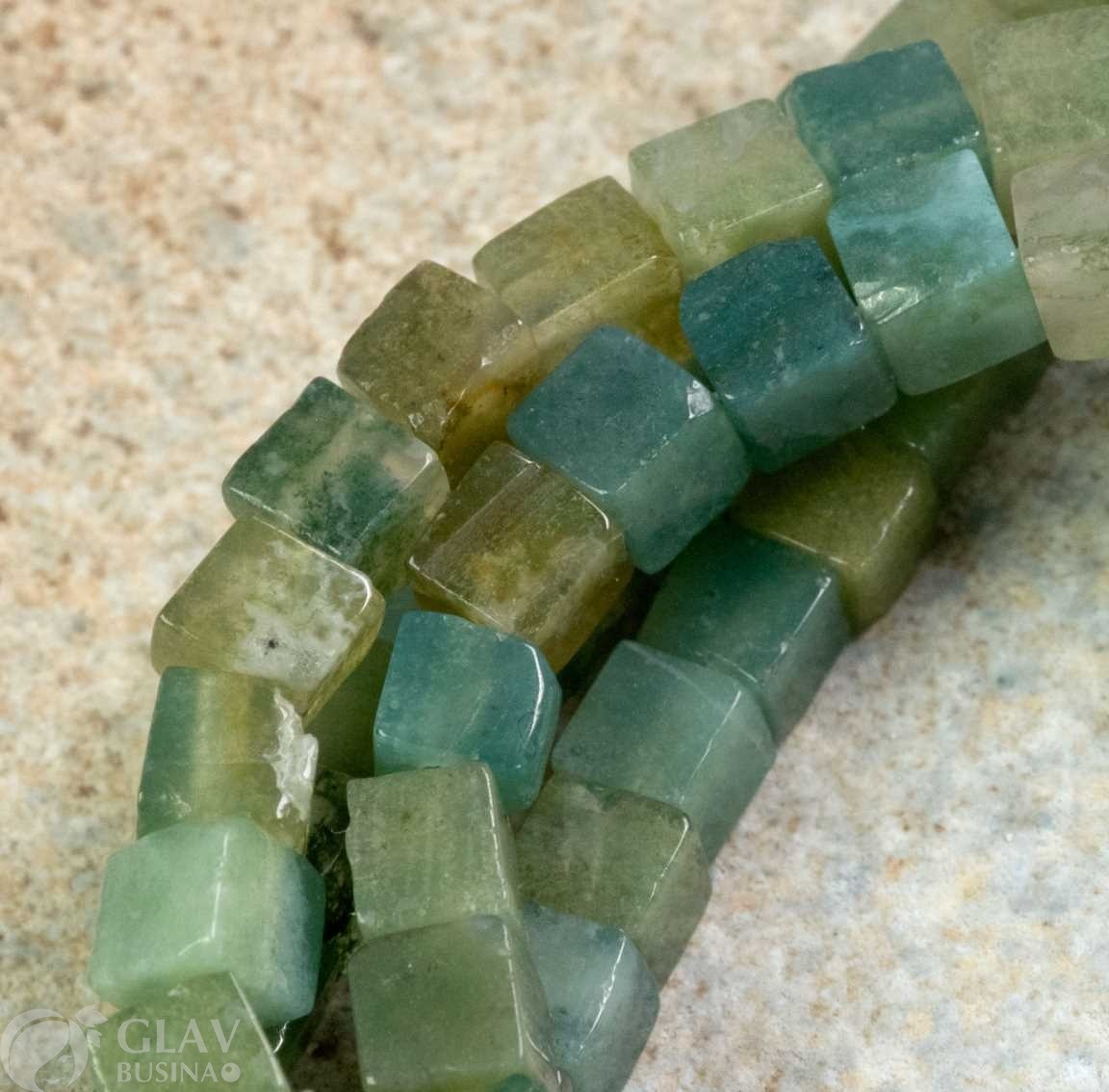 Бусины-кубики мохового агата, неровных форм, р-р 3-4мм, отв-е 1мм.