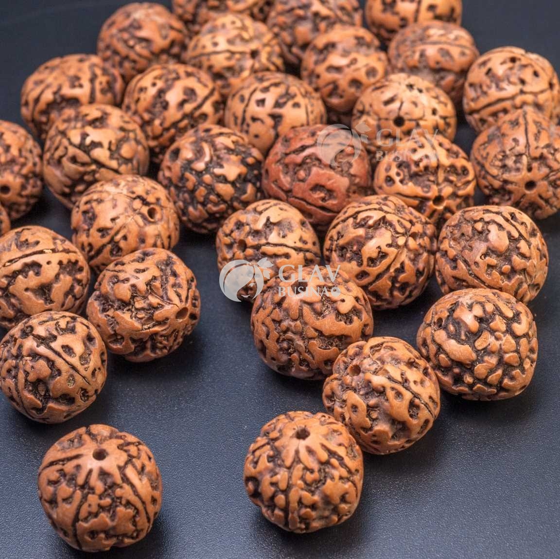 Бусины рудракша, не ровные, диам. 17-20мм, отв. 1.8 мм, цвет светло-коричневый, без покрытия.