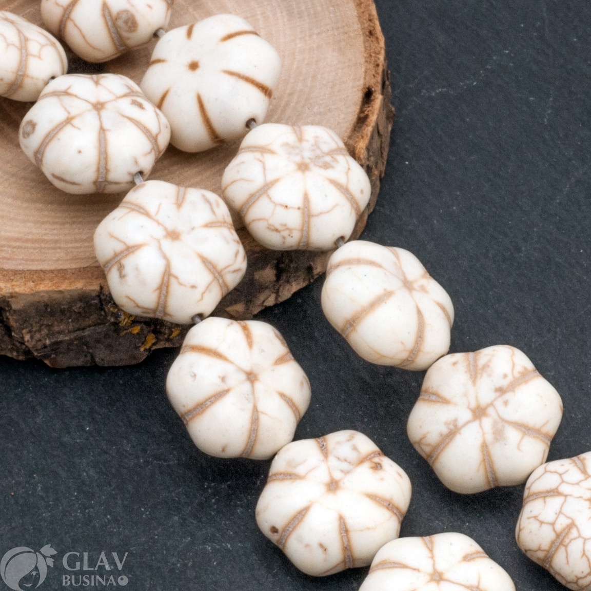 Бусины цветы удачи, прессованный говлит, цвет слоновая кость, р-р 20х20мм, толщина 10мм, отв-е 1.5мм.