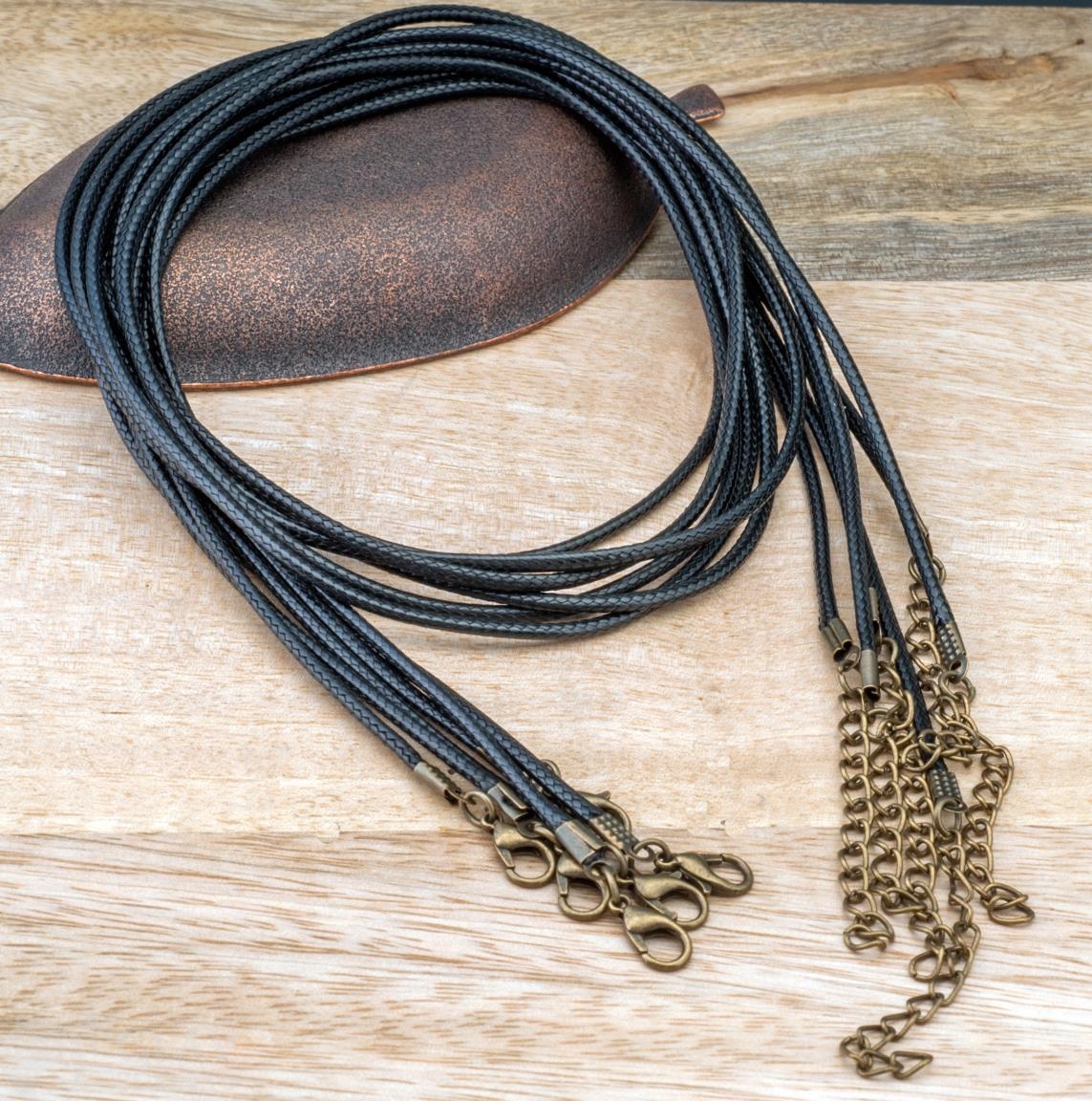 Шнур на шею из черного полиэстрового вощеного шнура 2,5мм х 60см, замочек 12мм из сплава, удлинн. цепочка 55мм, фурнитура железная, цвет покрытия бронза.