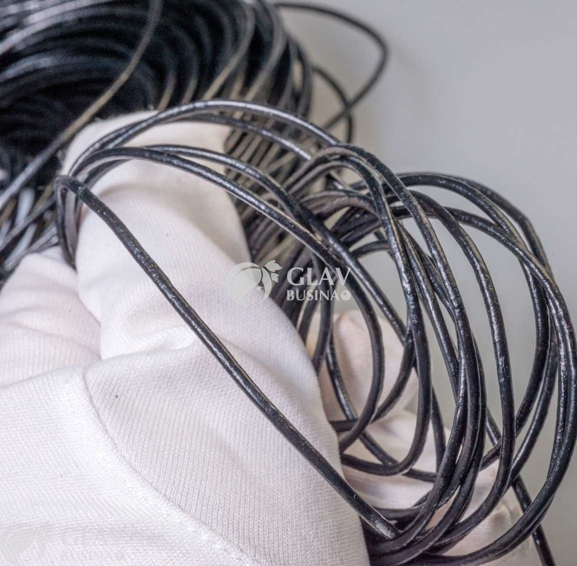 ОПТ (10 метров) Шнур кожаный, круглый, гладкий, средней мягкости, 1.5мм черный.