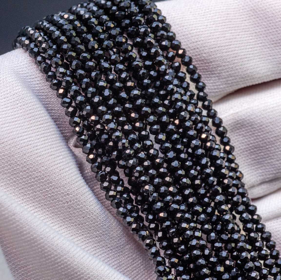 Нитка непрозрачных хрустальных бусин на черной нити, цвет Оникс (глубокий черный), р-р 2х2мм, отв.0.8мм, ок 36 см / 180 бусин.