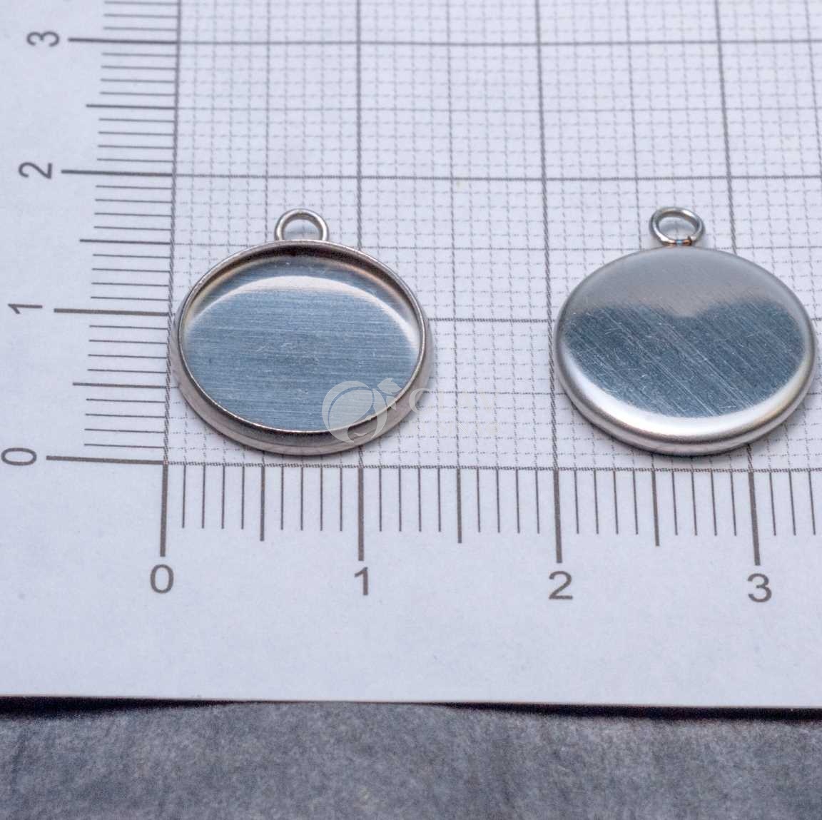 Стальной кулон с сеттнигом под кабошон 12 мм или заливку, р-р 17х14х2мм, отв-е 1,5мм.