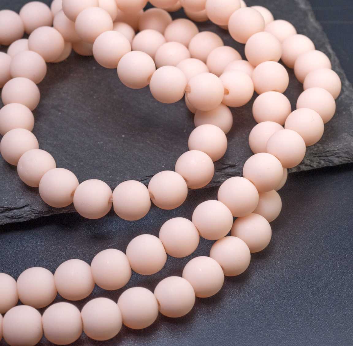 Нитка стеклянных матовых не прозрачных бусин, шар, цвет пушок персика (очень светло-оранжевые), р-р 8мм, отв.1,5мм, в нитке 25 бусин / 18 см.