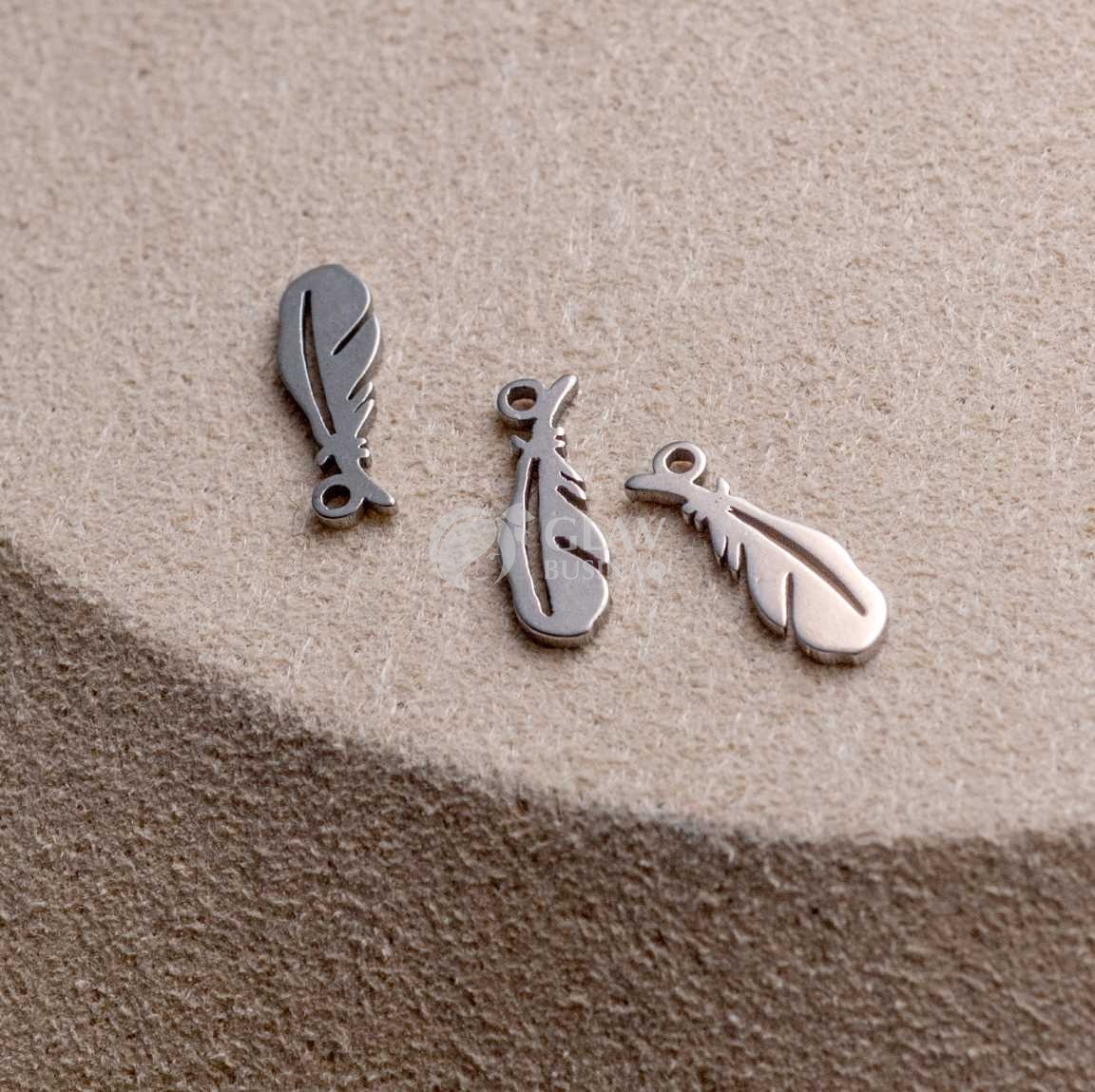 Перышко, стальная подвеска, р-р 11х4х0.8 мм, отв-е 1 мм.