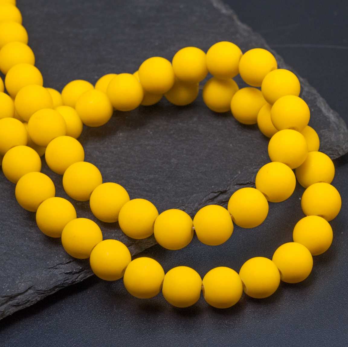 Нитка стеклянных матовых не прозрачных бусин, шар, цвет одуванчики (ярко-желтый),р-р 8мм, отв.1,5мм, в нитке 25 бусин / 18 см.