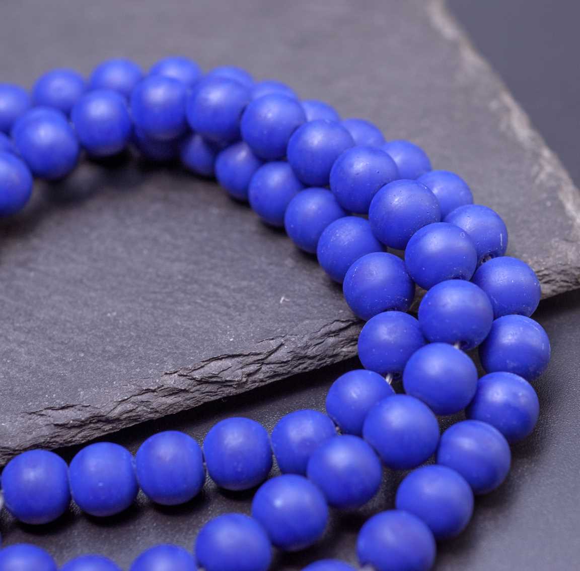 Нитка стеклянных матовых не прозрачных бусин, шар, цвет ночное небо (темно-синие), р-р 8мм, отв.1,5мм, в нитке 25 бусин / 18 см.
