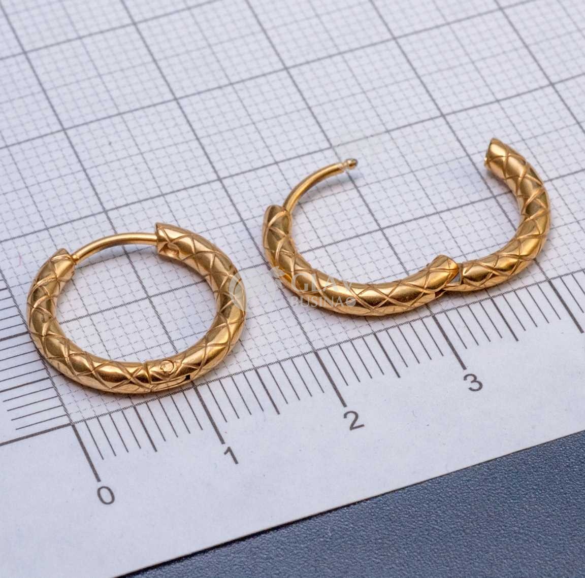 Швензы-бублики, узор-сеточка, хирургическая сталь, долговечное золотое покрытие, внутр. диам. 12мм, толщина 2.5мм.