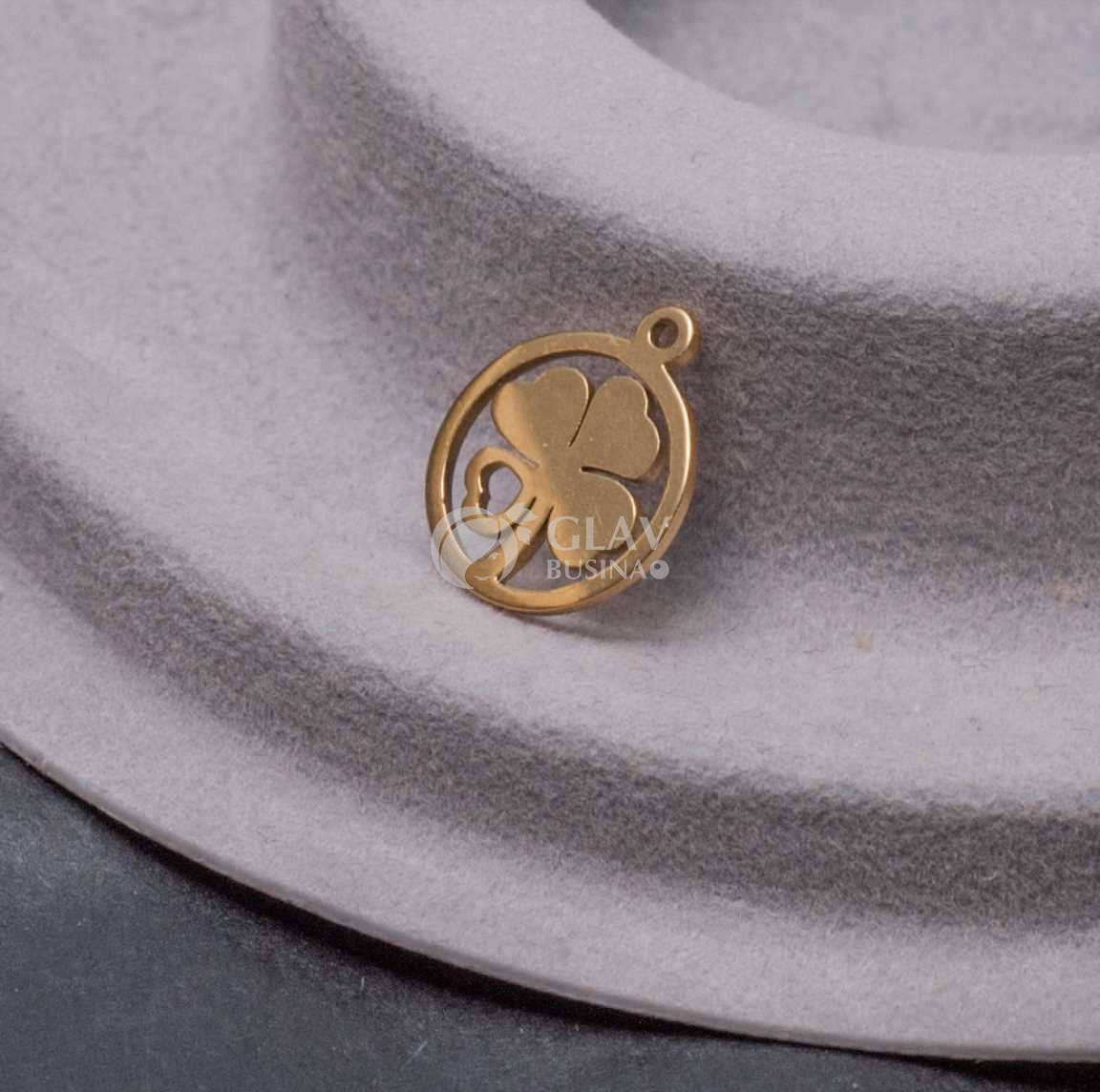 Удачный клевер, стальная подвеска, натуральная позолота 18k, р-р 12х10х0.8мм, отв-е 0.8мм.