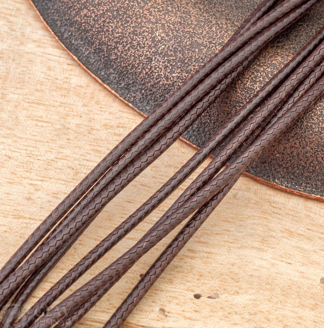 Шнур на шею из коричневого полиэстрового вощеного шнура 2,5мм х 42см, замочек 12мм из сплава, удлинн. цепочка 50мм, фурнитура железная, цвет покрытия платина.