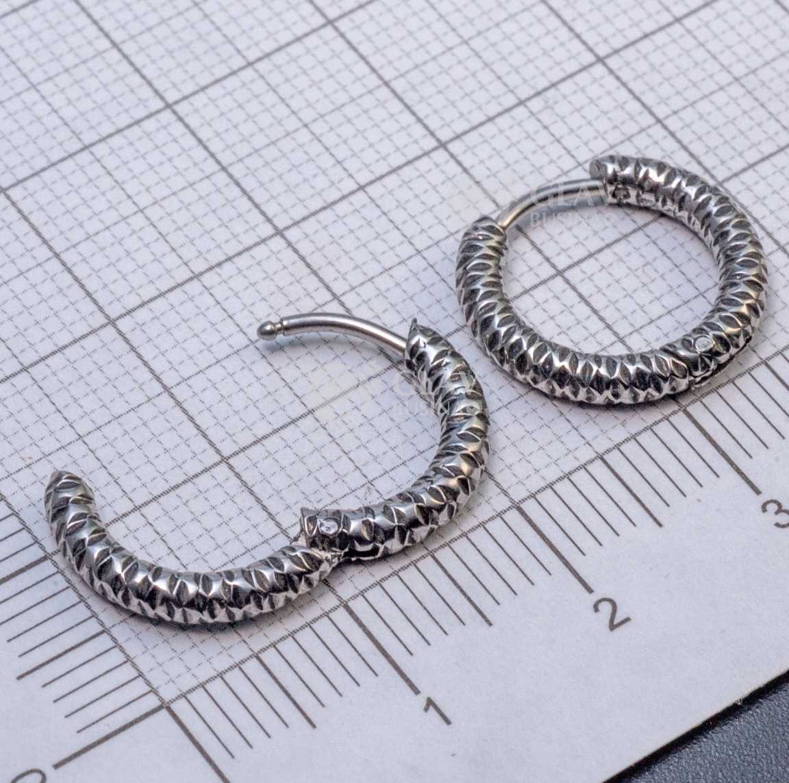 Швензы-бублики, узор-мятый металл, хирургическая сталь, внутр. диам. 10мм, толщина 2.5мм.