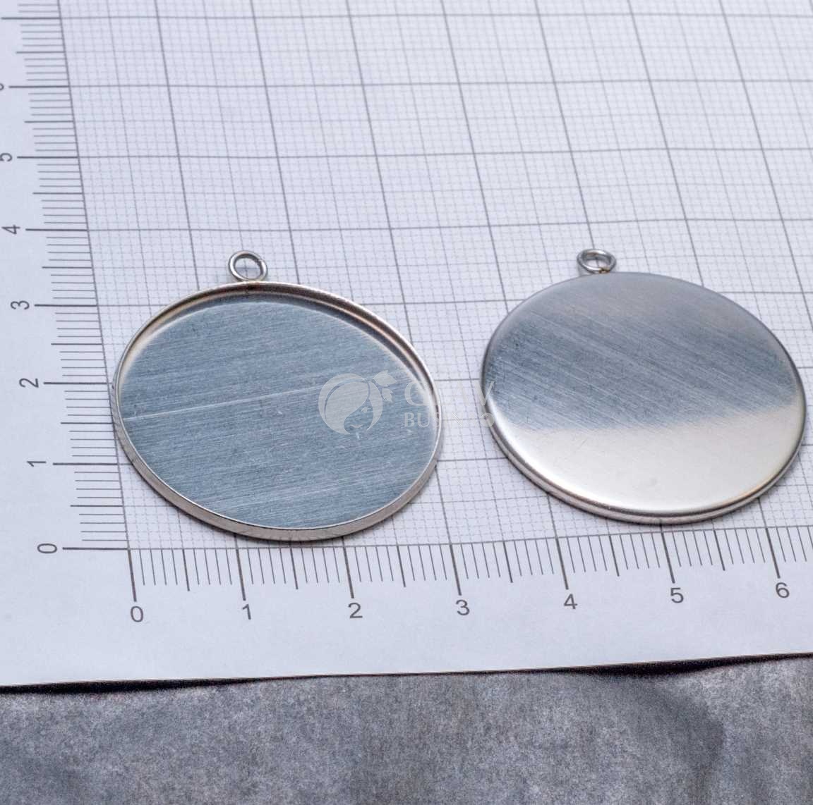 Стальной кулон с сеттнигом под кабошон 30 мм или заливку, р-р 35х31х2мм, отв-е 2,5мм.