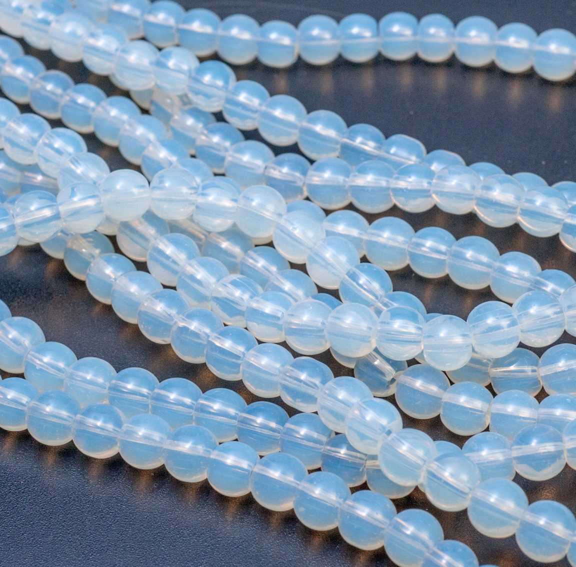 Бусины-шарики диам. 6 мм из прозрачного стекла, цвет молочно-белый, отв-е 1мм.