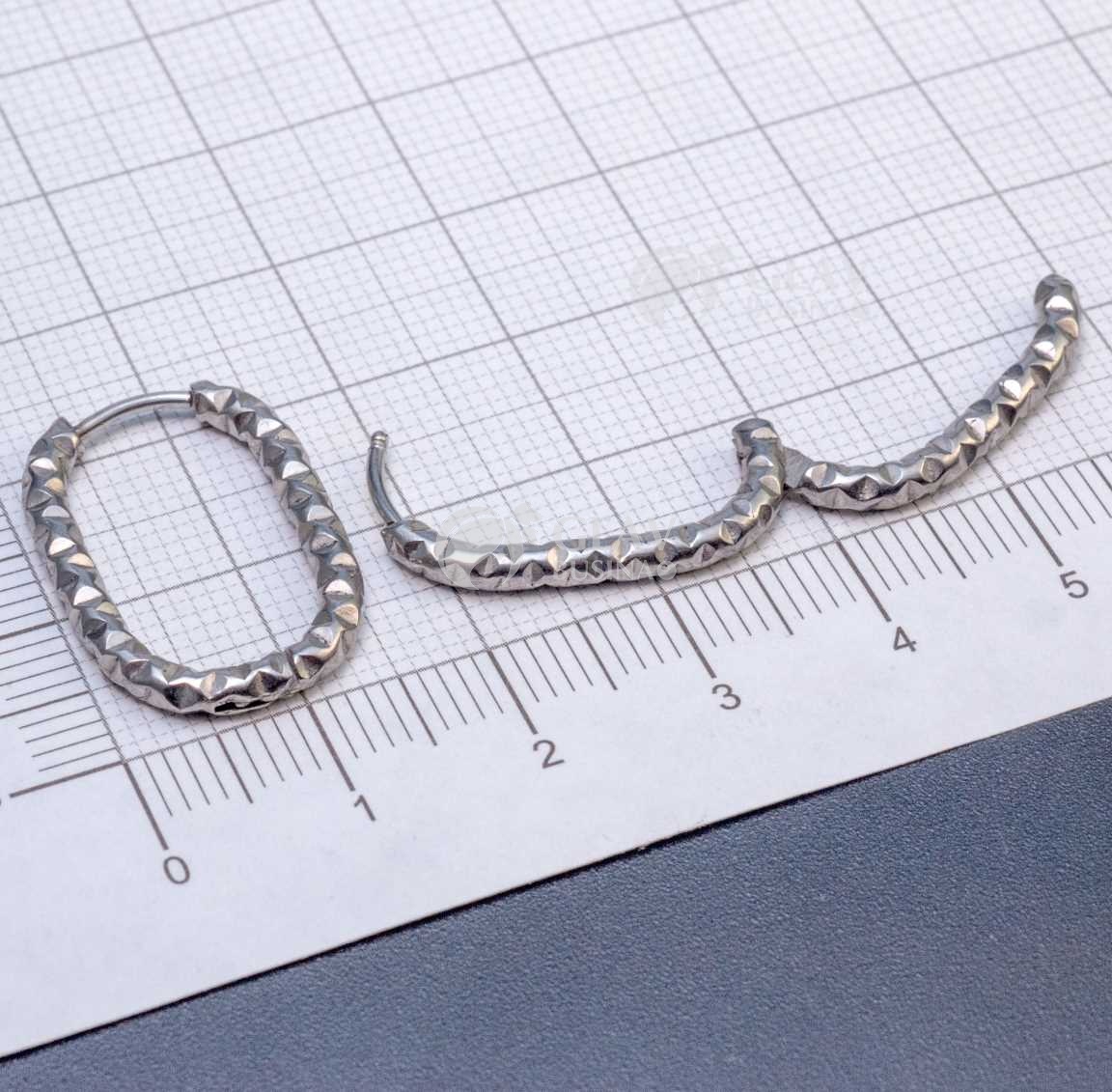 Швензы-стадионы, узор-мятый металл, хирургическая сталь, внутр. диам. 18.5х10мм, толщина 2.5мм.