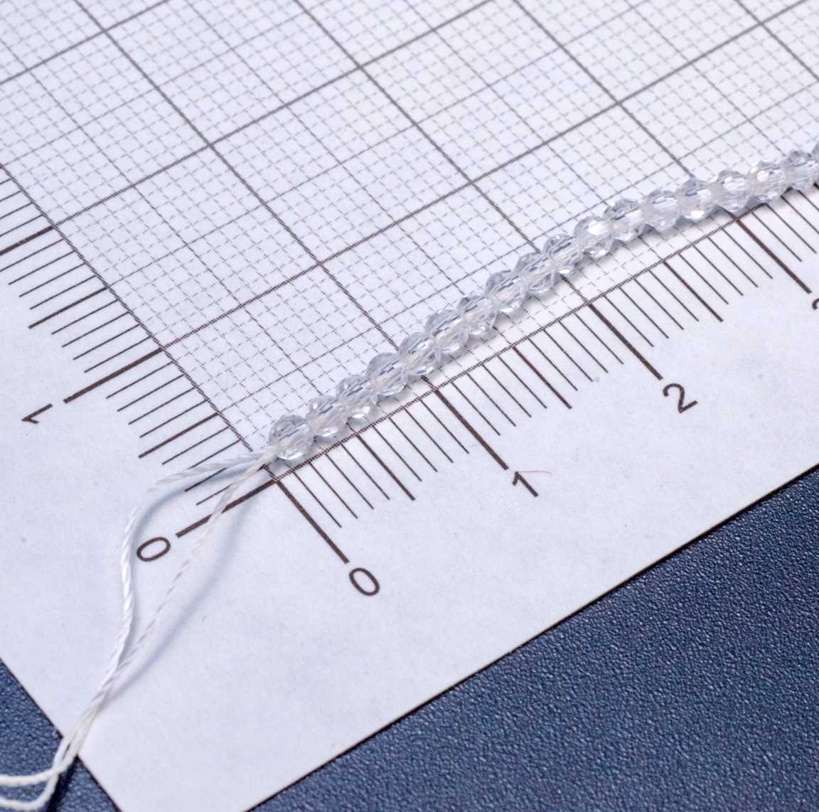 Нитка прозрачных хрустальных бусин на белой нити, цвет бриллиант (прозрачный безцветный), р-р 2х2мм, отв.0.8мм, ок. 36 см / 180 бусин.