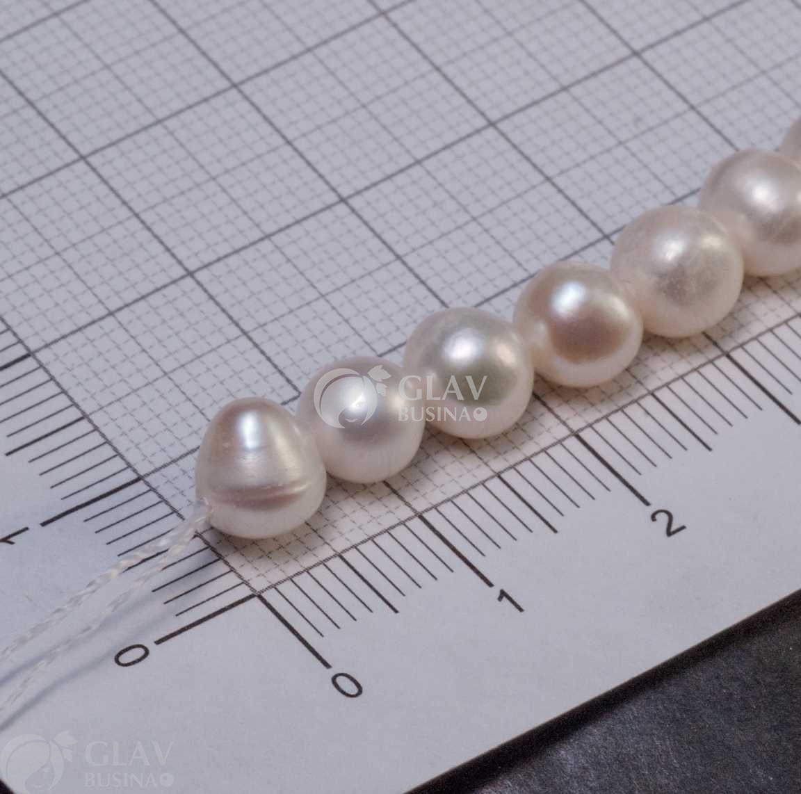 ОПТ (10 бусин) Жемчуг пресноводный, натуральный, круглый, р-р 6-8х7-8мм, отв. 0.8мм, белый.
