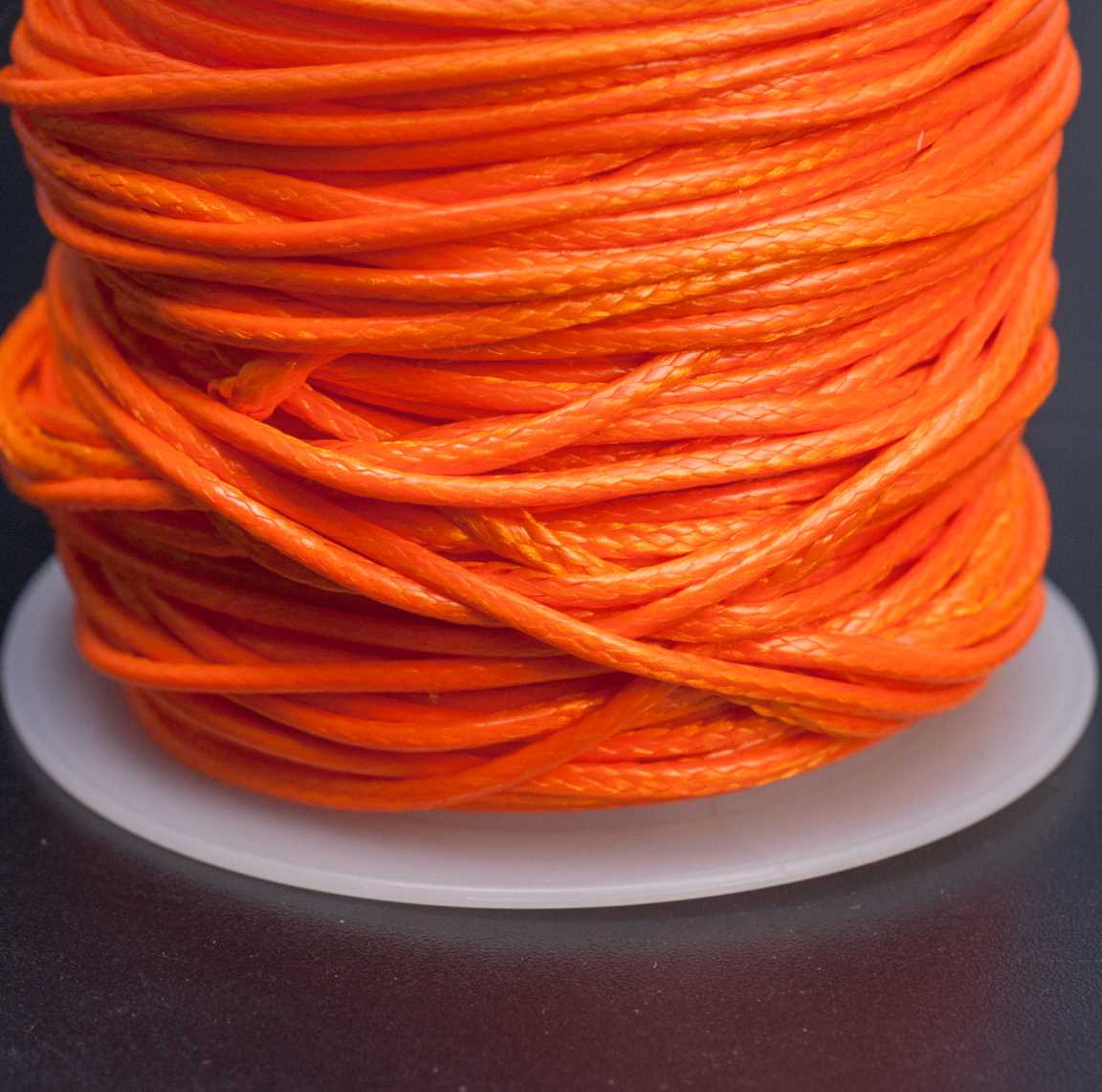 Ярко-оранжевый полиэстровый вощёный шнур Корея на катушке, круглый, змениная кожа, диам. 1.2мм, длина 10 м.
