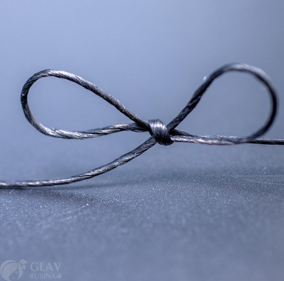 Черный вощеный шнур на катушке, круглый, крученый, полиэстровый, диам. 0.8мм, длина 10 м.