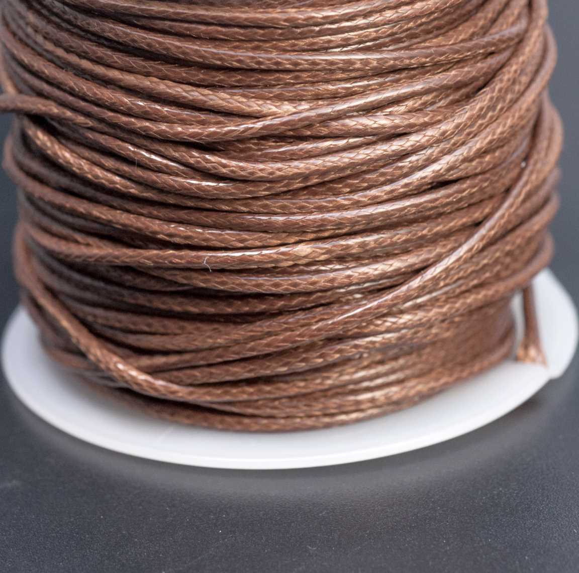 Коричневый полиэстровый вощёный шнур Корея на катушке, круглый, змениная кожа, диам. 1.2мм, длина 10 м.