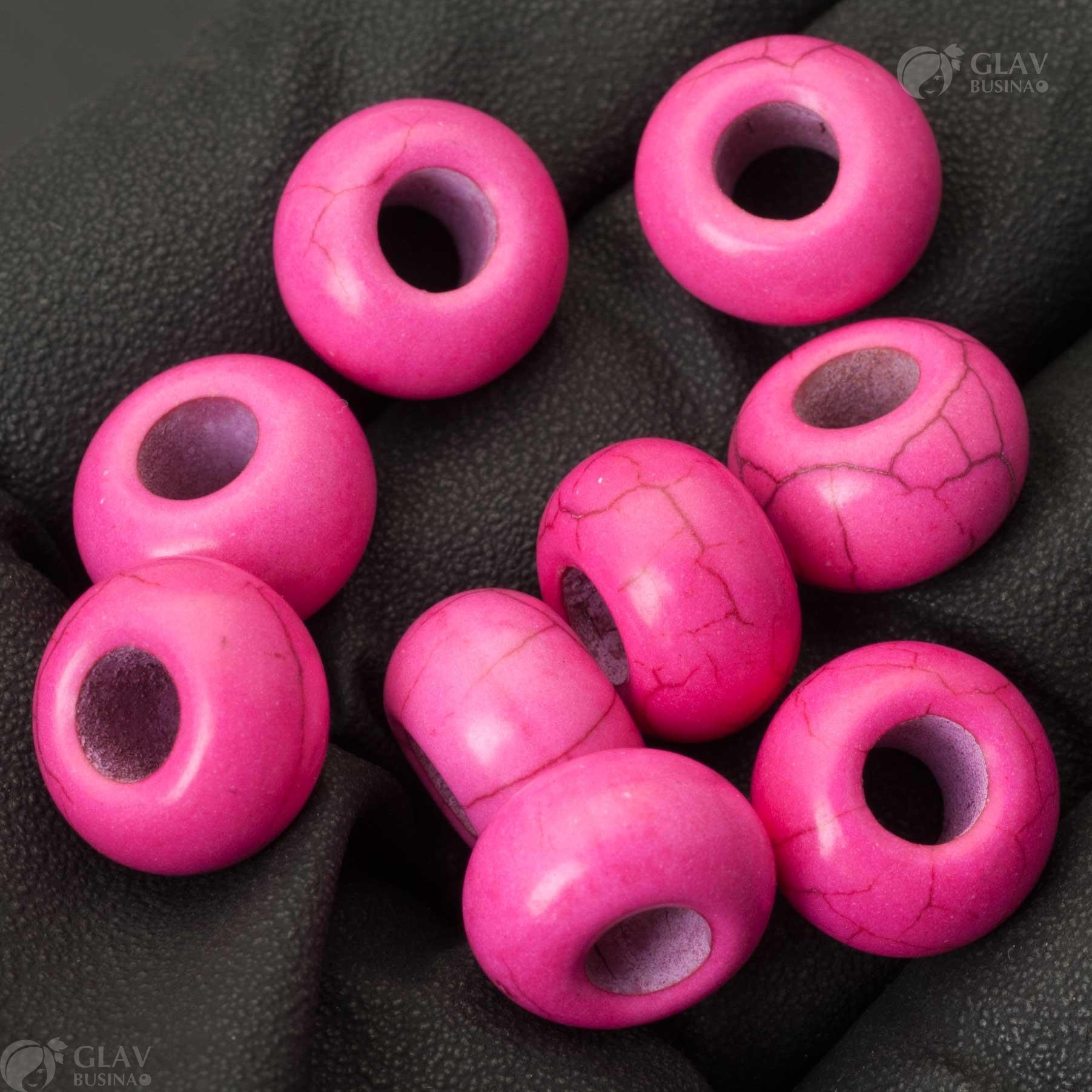 Ярко-розовые бусины-бублики из синтетического говлита, размером 14х8мм с отверстием 5мм, идеальны для создания украшений.