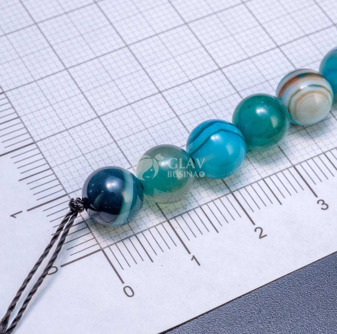 Нитка гладких прозрачных бусин агата, шар, 8мм, отв 1,6м, цвет тонирования блю кюрасао (голубой с белым и синим), в нитке 23 бусины / 18см.