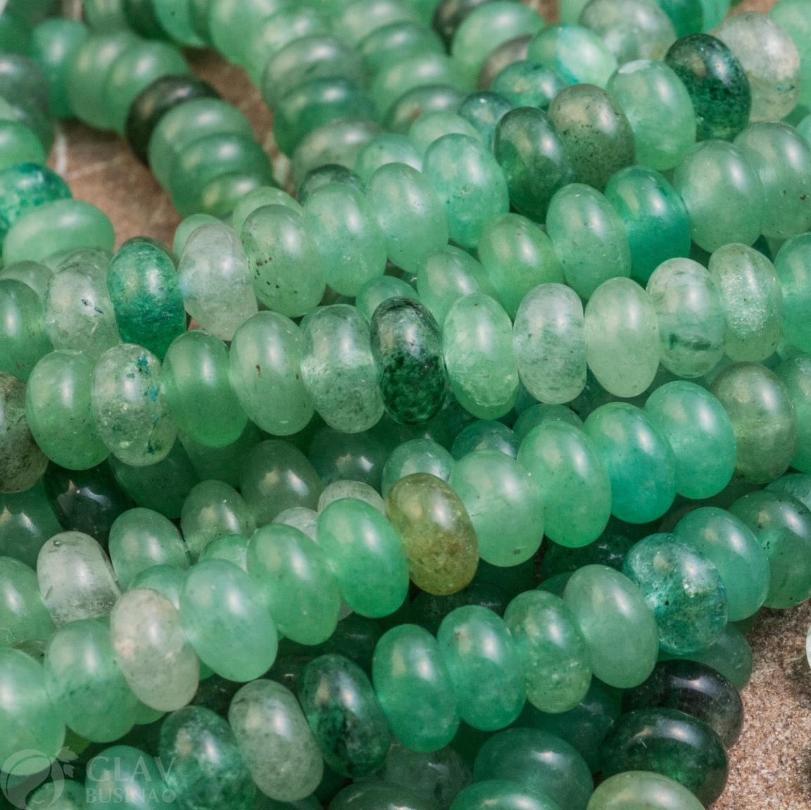 Браслет из природного зеленого авантюрина на резинке, размер 17см, 37 бусин 6х3.5мм с естественными неровностями, проставки.