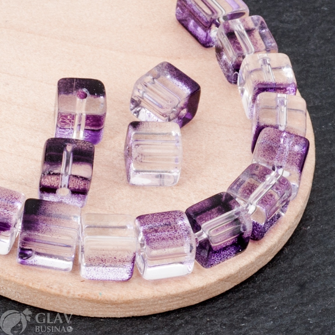 Прозрачные стеклянные окрашенные бусины-кубики, р-р 6х6х7мм, отв.1,4мм, цвет фиолетовый.