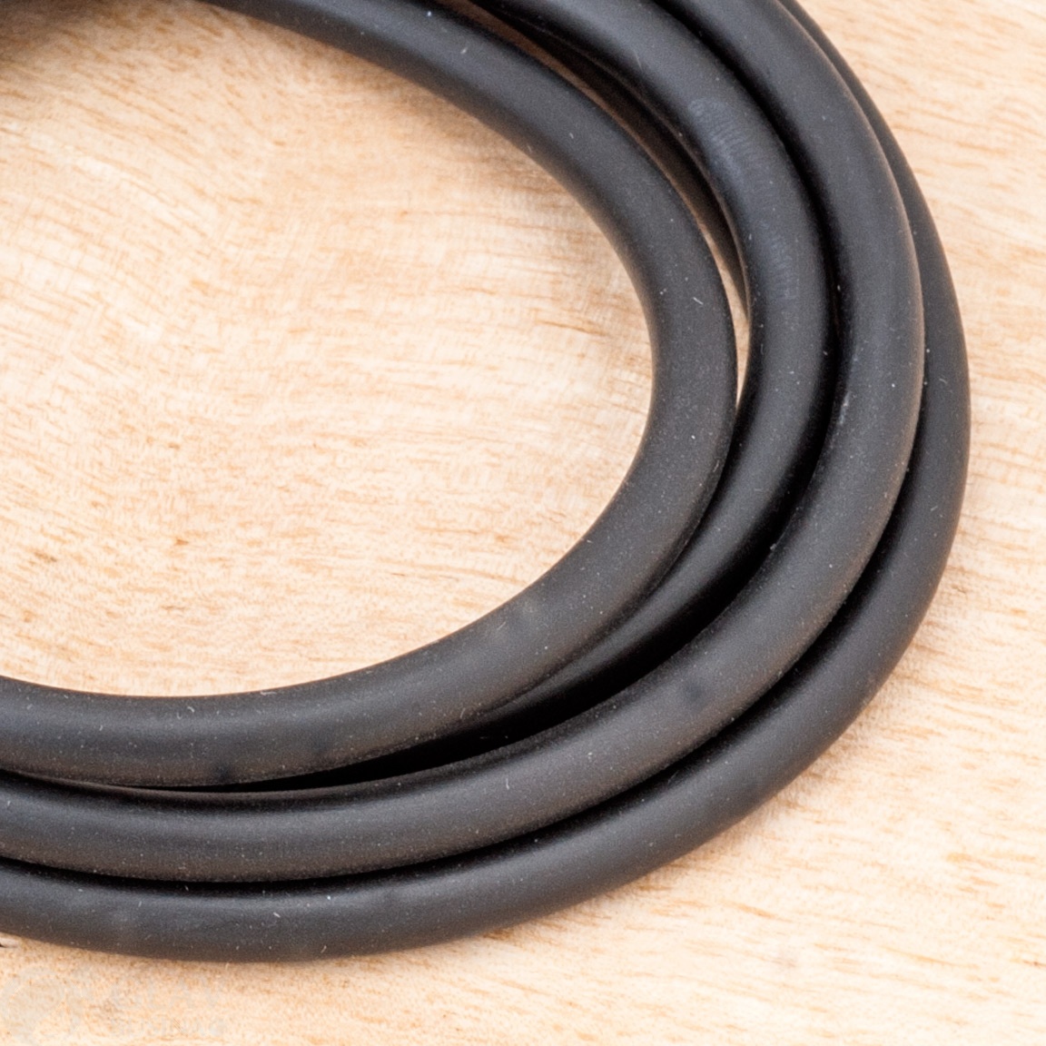 Шнур каучуковый без отверстия, цвет черный, матовый, эластичный, 4мм.