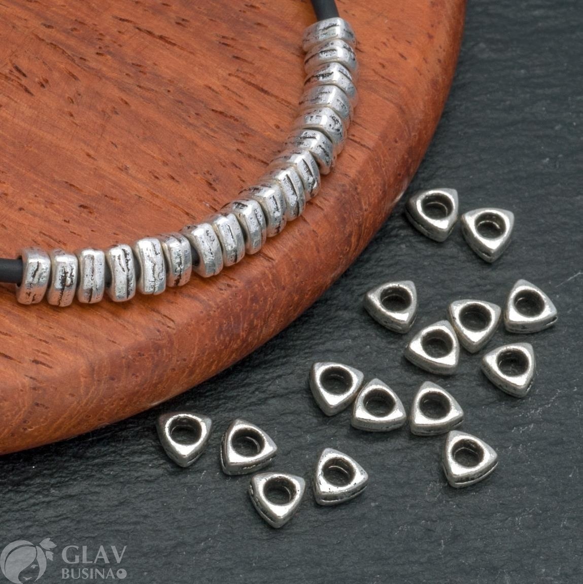 ОПТ (600 бусин) Бусины-спейсеры из бижутерного сплава, треугольник, 3,8х1,8мм, отв. 2мм, цвет античное серебро.