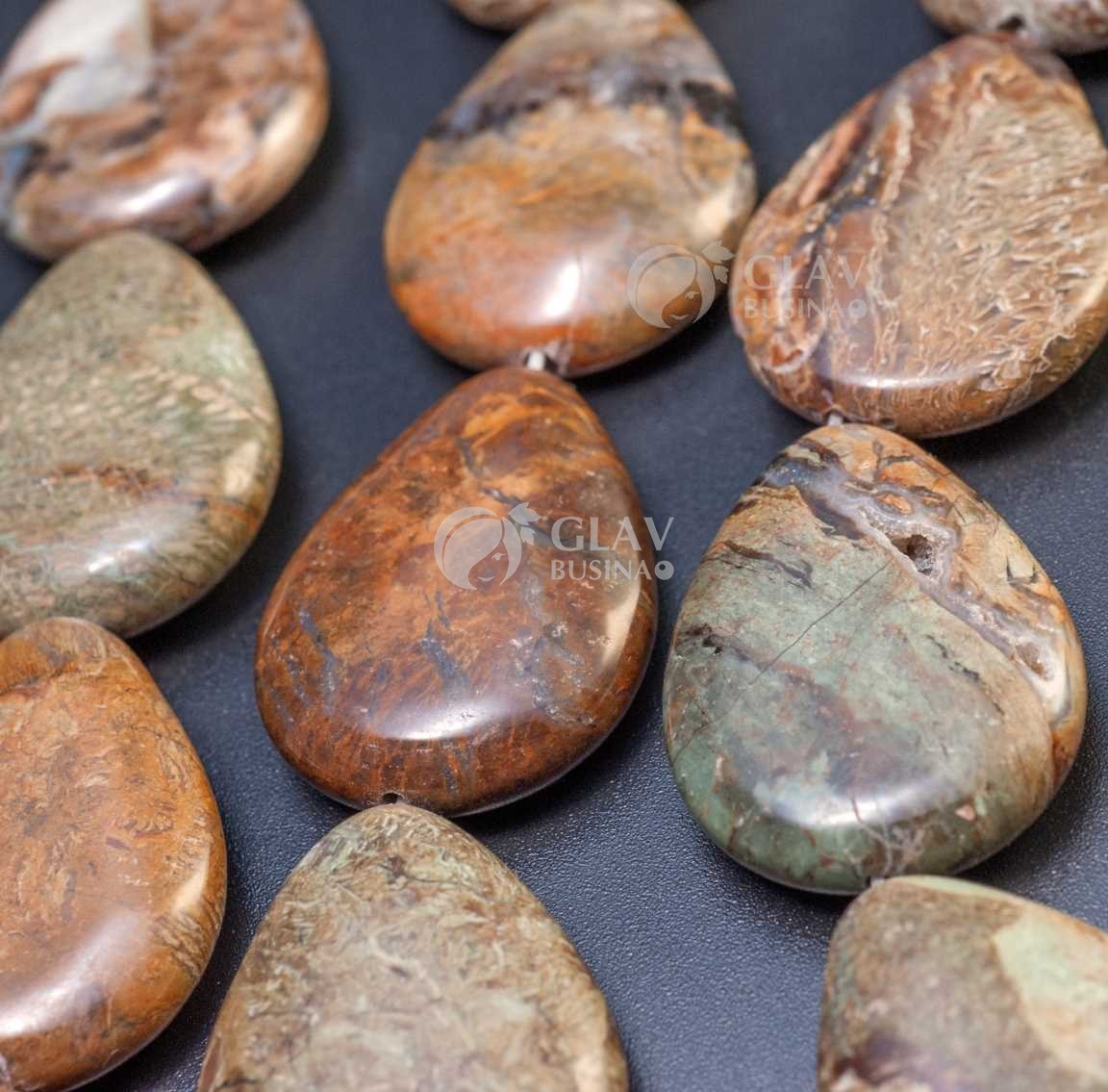 Халцедон, гладкая плоская бусина-капля с естественными неровностями, цвета серо-зеленые и светло-коричневые, р-р 30х22х8мм, отв. 1мм.