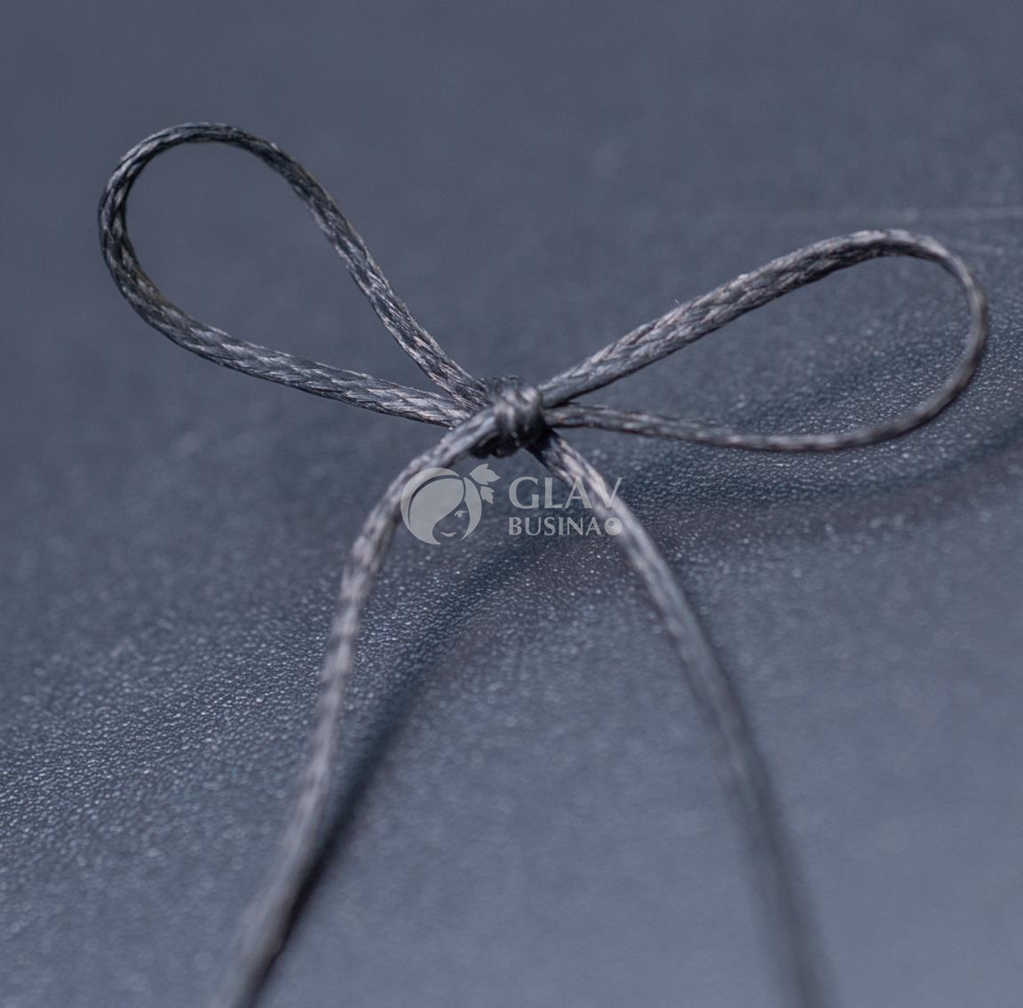 Черный вощеный шнур на катушке, плоский, крученый, полиэстровый, диам. 0.7мм, длина 10 м.