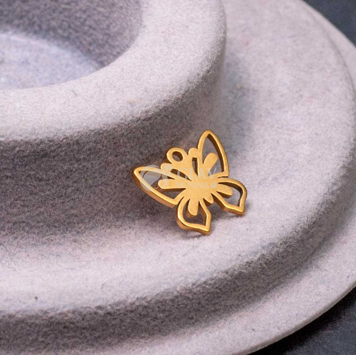 Ажурная бабочка, стальная подвеска, натуральная позолота 18k, р-р 10х12х0.8 мм, отв-е 1 мм.