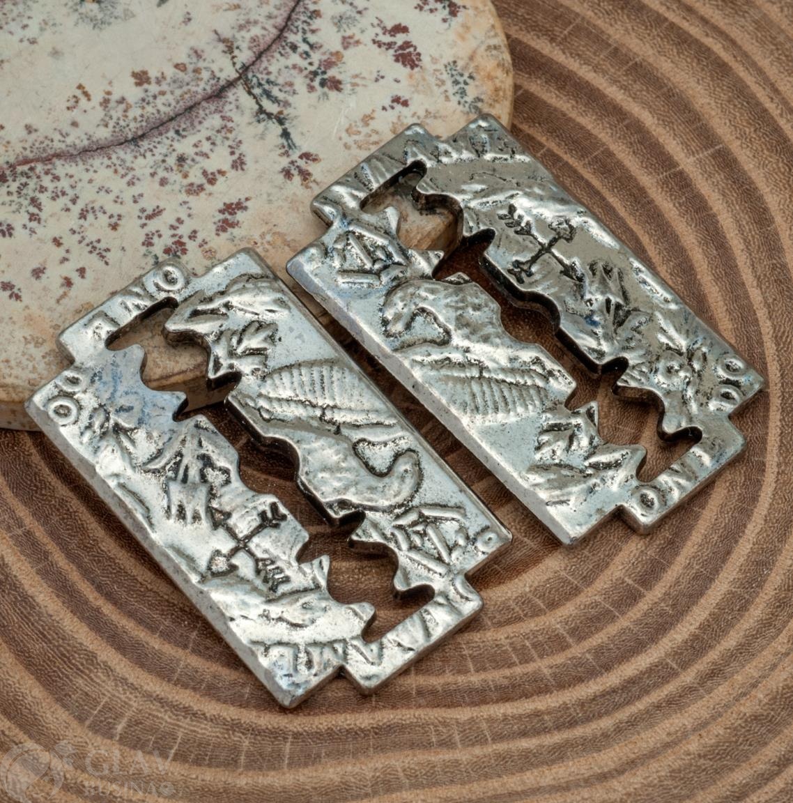 Подвеска двусторонняя лезвие вырезанное из 1долларовой монеты, бижутерный сплав, прочное гальваническое покрытие, цвет платина, р-р 40х24х3мм. на поверхности встречаеся налет