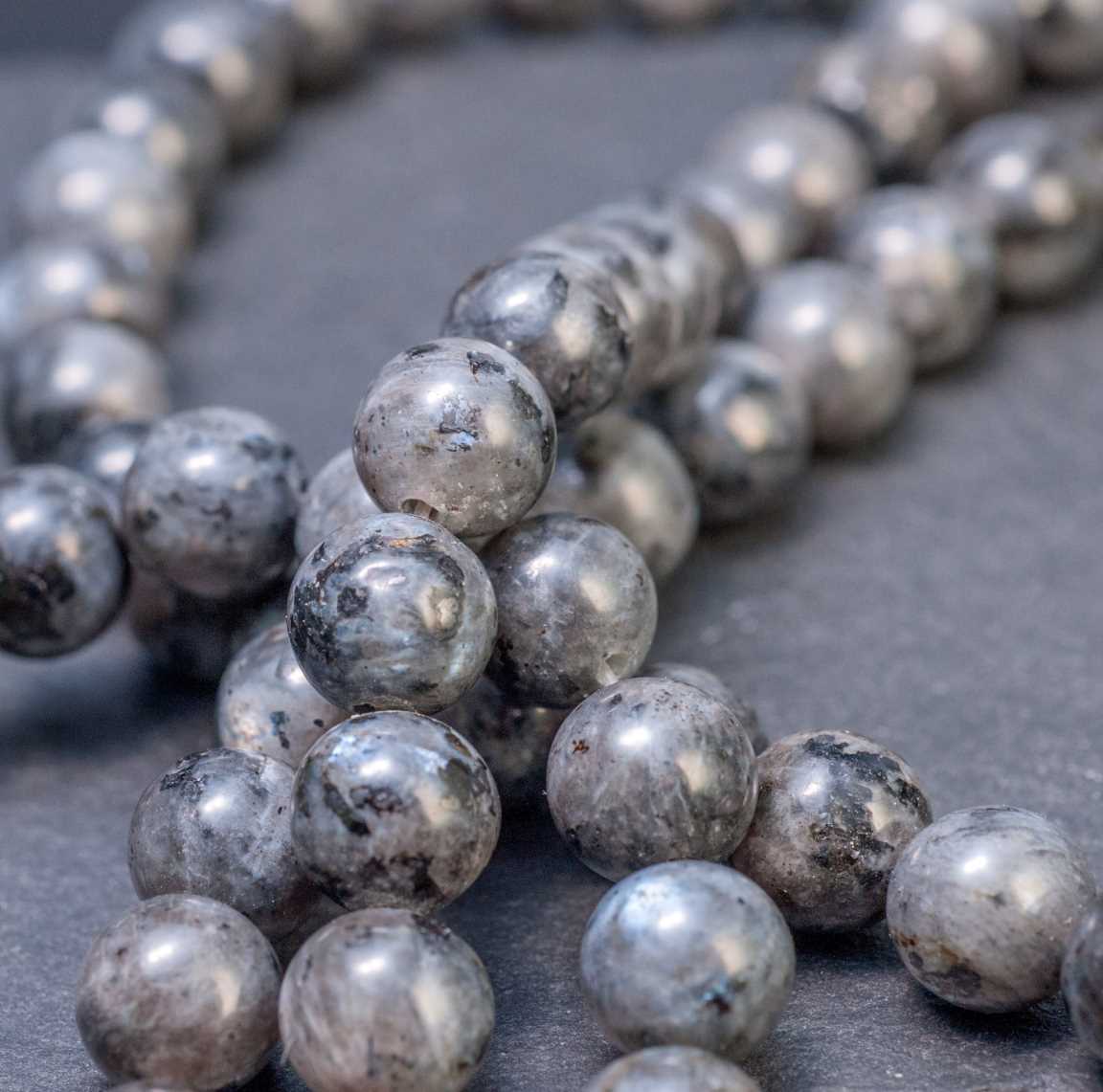 Нитка бусин из натурального лабрадорита, диаметр 8.5 мм, отверстие 1 мм, длина 38 см, всего 46 штук.
