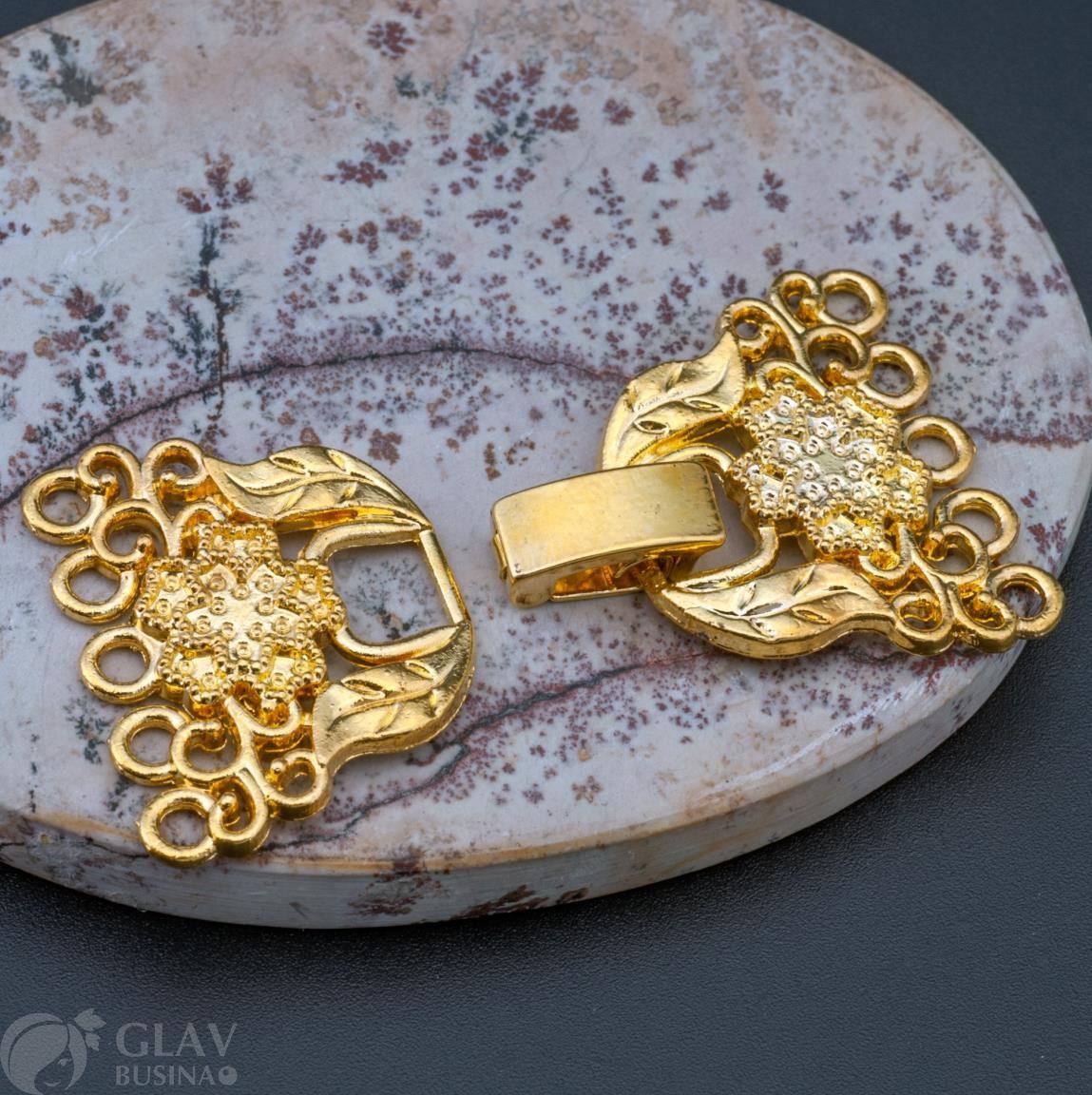 ОПТ (10 шт) Застёжка с замком-защелкой пятирядная из бижутерного сплава Цветы, цвет покрытия желтое золото, вся застежка 39х23х2мм, замок 10х4,5х4мм, отв-я 2мм.