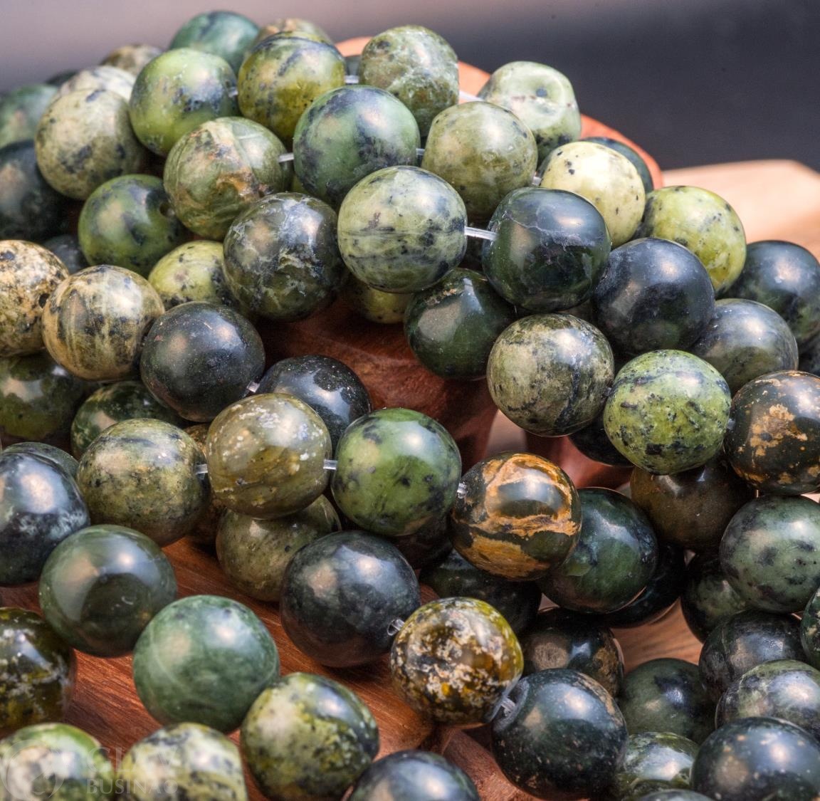 Браслет из темно-зеленого нефрита, размер 17 см, на резинке, 19 круглых бусин диам. 10мм, с естественными неровностями, натуральные, не окрашены.