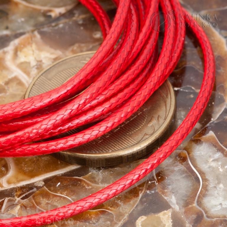 Красный вощеный полиэстровый шнур 2мм с глянцевым отделением и текстурой змеиной кожи, износостойкий и идеально ровный.