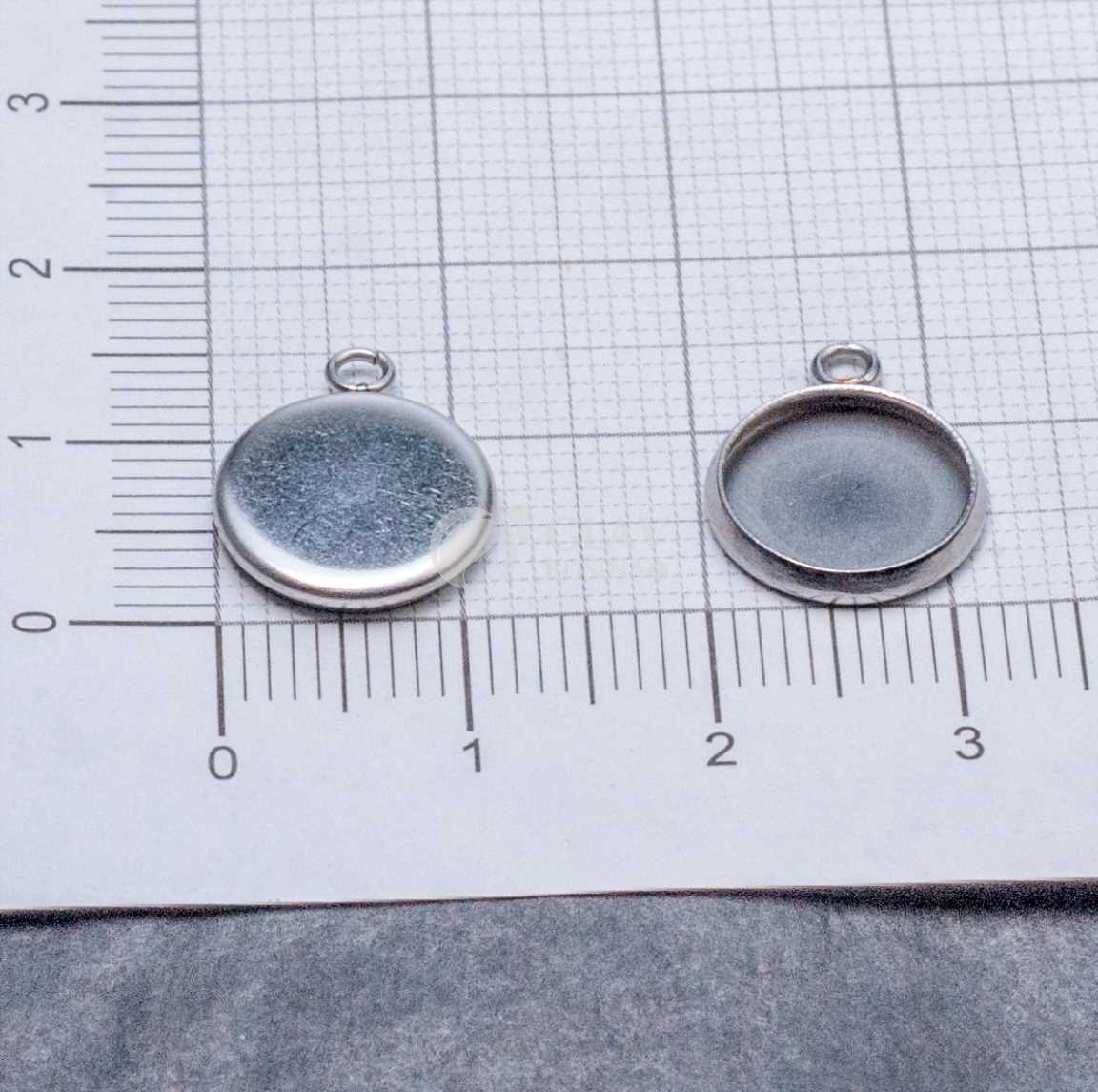 Стальной кулон с сеттнигом под кабошон 10 мм или заливку, р-р 14х12х2мм, отв-е 1,5мм.