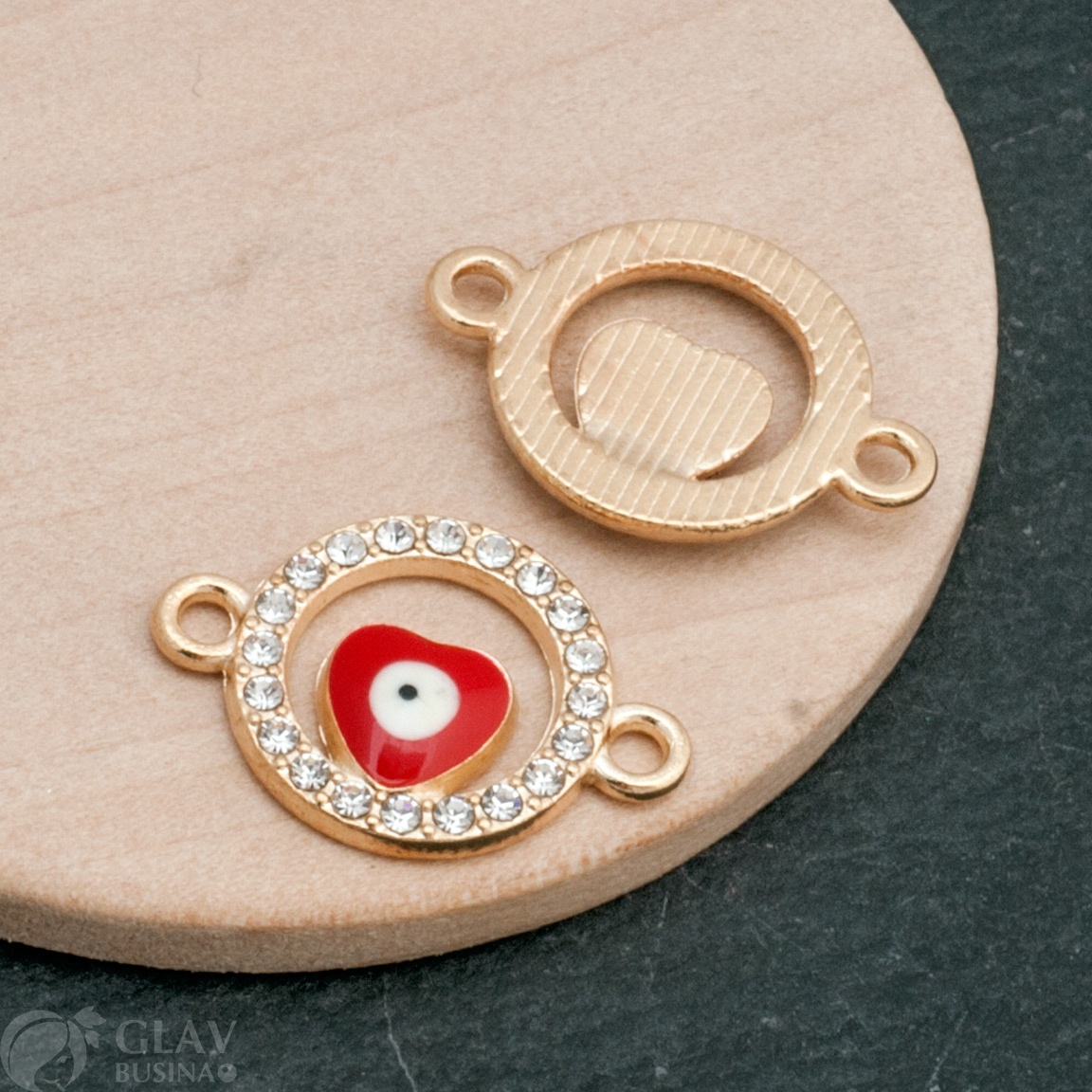 Коннектор из бижутерного сплава, Кольцо с красным глазом в форме сердца внутри, 15х22х3мм, отв-я 2мм, цвет золото.