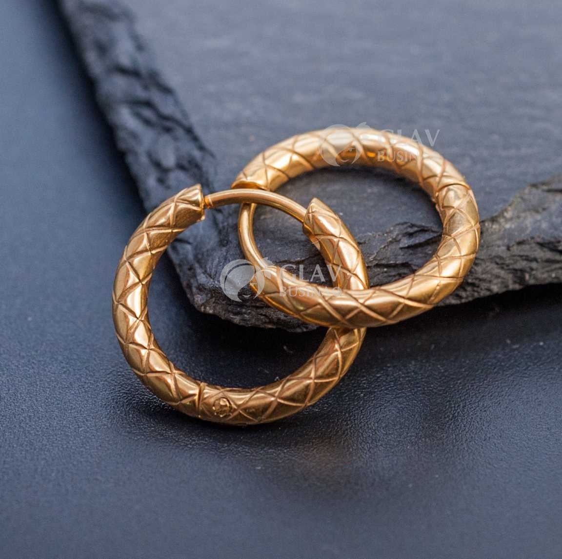 Швензы-бублики, узор-сеточка, хирургическая сталь, долговечное золотое покрытие, внутр. диам. 12мм, толщина 2.5мм.