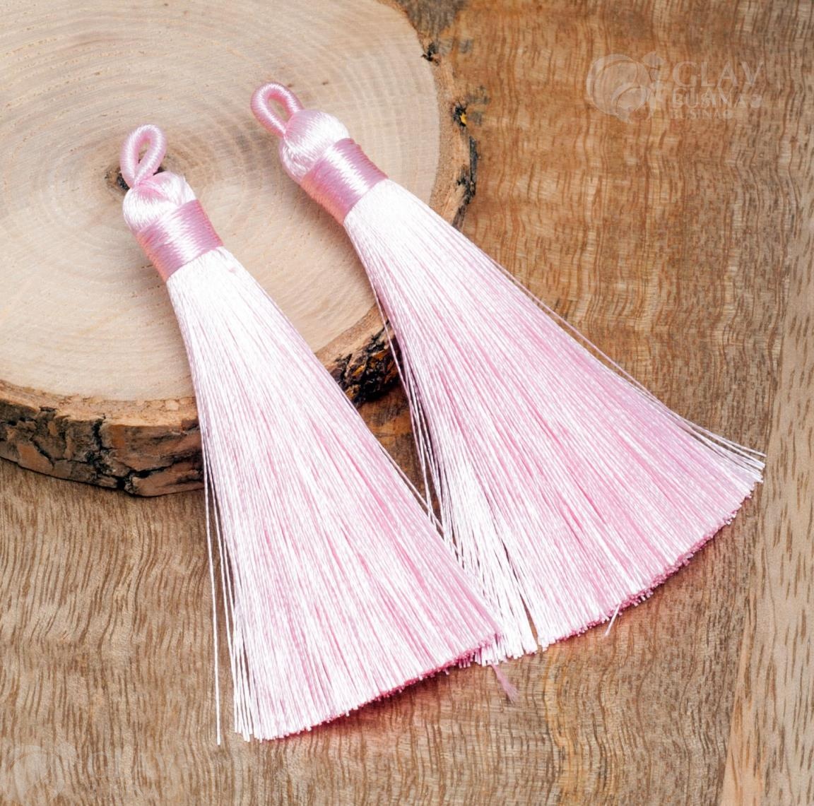 Розовая кисточка для украшений 70х8мм из полиэстера с петелькой, идеальна для создания сережек, колье, браслетов, а также декора предметов и аксессуаров.