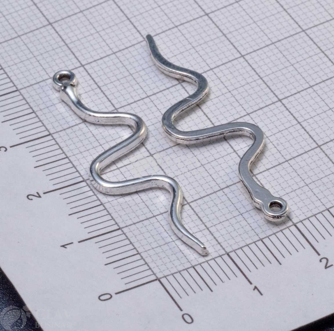 ОПТ (100 шт) Змея, цвет серебро, подвеска односторонняя из бижутерного сплава, 39х10х2мм, отв.1.2мм.