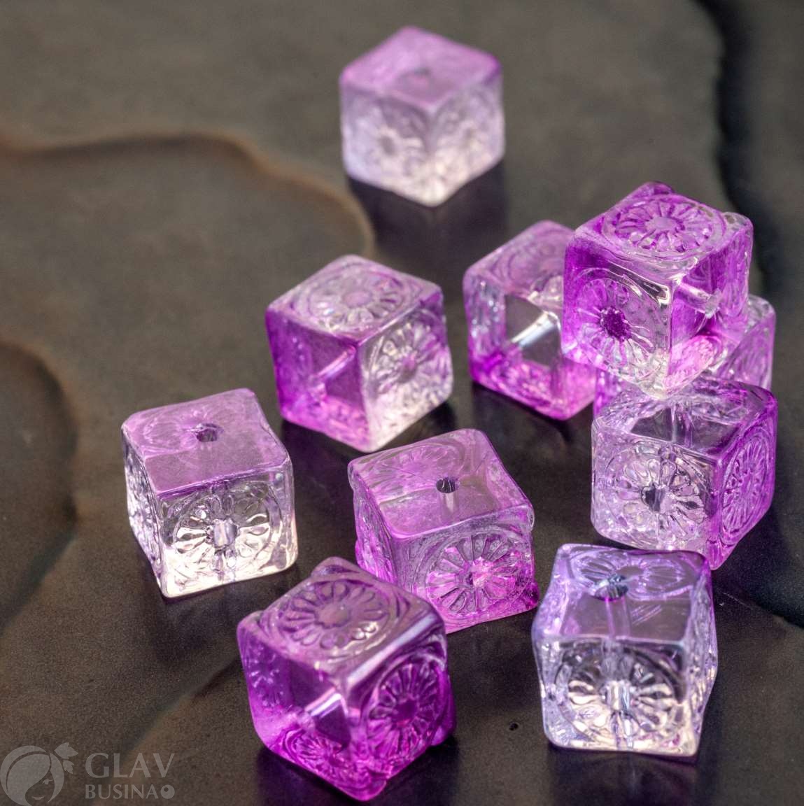 Бусины-кубики узорчатые из прозрачного стекла с напылением сиреневого цвета, р-р 10х11х11мм, отв.1мм.