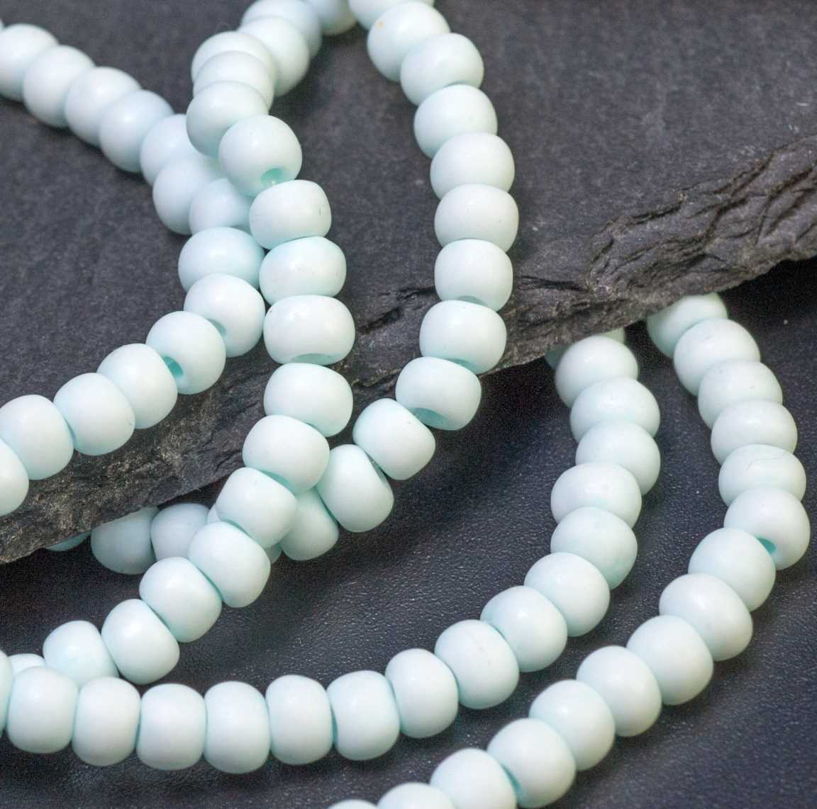 Нитка матовых фарфоровых бусин ручной работы, цвет мятная зефирка (нежно-зелененький), р-р 4х3 мм, отв.1,2 мм, в нитке 67 бусин / 20 см.