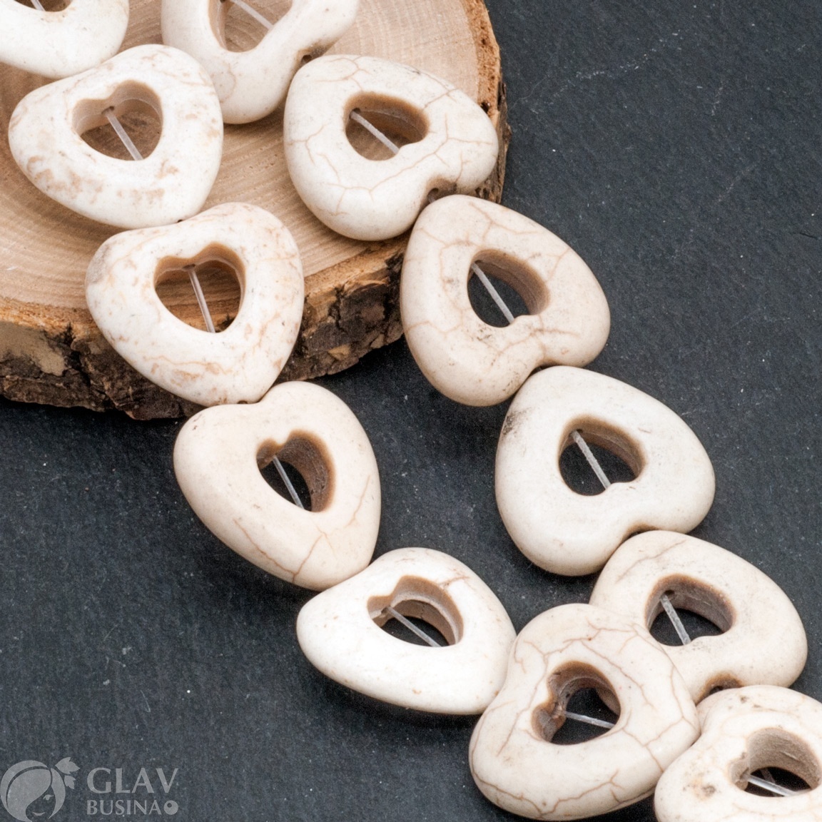 Бусины сердечки из прессованного говлита, цвет слоновая кость, р-р 25х25мм, толщина 7мм, отв-е 1.5мм.