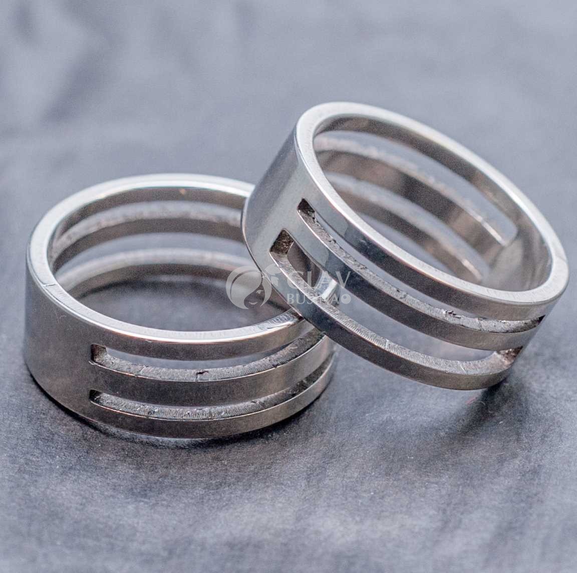 Стальное кольцо для открывания и закрывания соединительных колечек, внутр. диам. 18мм, высота 8мм.