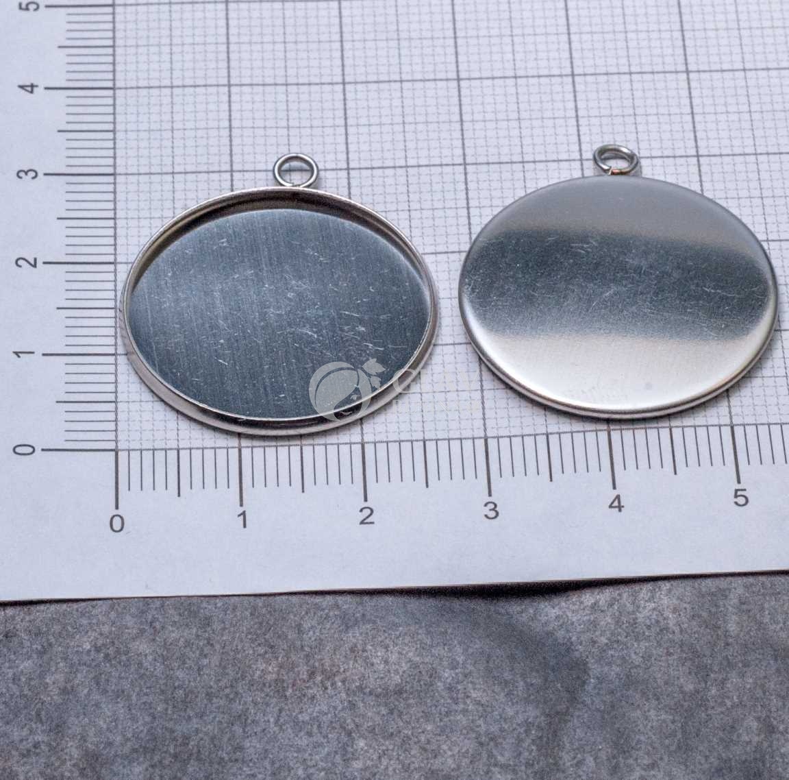 Стальной кулон с сеттнигом под кабошон 25 мм или заливку, р-р 30х27х2мм, отв-е 2,5мм.